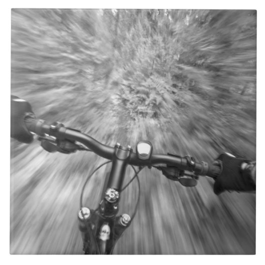 Afdalend over een glad stuk singletrack tegeltje (Voorkant)