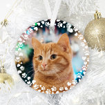 Afdrukken en foto's van aangepaste Lijsten verven Ornament<br><div class="desc">Aangepaste huisdier ornament voor kattenliefhebbers beschikt over een foto van uw harige vriend op de voor- en achterkant met een schattig en modern rond lijst van pootafdrukken en harten. Upload eenvoudig een favoriete foto van uw huisdier om dit uw eigen te maken!</div>