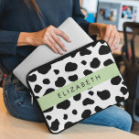 Afdrukken van koe, Koeien, zwart-wit, Jouw naam Laptop Sleeve<br><div class="desc">Elegant,  stijlvol en geavanceerd koe in zwart-wit. Moderne en trendy cadeau,  perfect voor de dierenkopper in je leven. Personaliseer door jouw naam,  bijnaam,  monogram of initialen toe te voegen.</div>