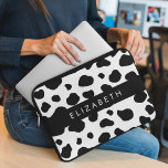 Afdrukken van koe, Koeien, zwart-wit, Jouw naam Laptop Sleeve<br><div class="desc">Elegant,  stijlvol en geavanceerd koe in zwart-wit. Moderne en trendy cadeau,  perfect voor de dierenkopper in je leven. Personaliseer door jouw naam,  bijnaam,  monogram of initialen toe te voegen.</div>