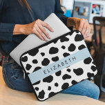 Afdrukken van koe, Koeien, zwart-wit, Jouw naam Laptop Sleeve<br><div class="desc">Elegant,  stijlvol en geavanceerd koe in zwart-wit. Moderne en trendy cadeau,  perfect voor de dierenkopper in je leven. Personaliseer door jouw naam,  bijnaam,  monogram of initialen toe te voegen.</div>