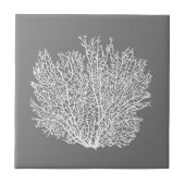 Afdrukken van ventilatorkoraal, wit op middelgrijs tegeltje (Voorkant)