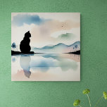 Afdrukken van verrekend Canvas<br><div class="desc">41 cm x 41 cm (16" x 16") Canvasprint. Een minimalistische weergave van een kattensilhouet, rustig zittend naast een rustig meer aan de rand van een papaverveld, met reflecties op het water. Blauwe bergen in de verte Eenvoudige lijnen en vormen om het meer af te beelden met zachte pastelkleuren voor...</div>