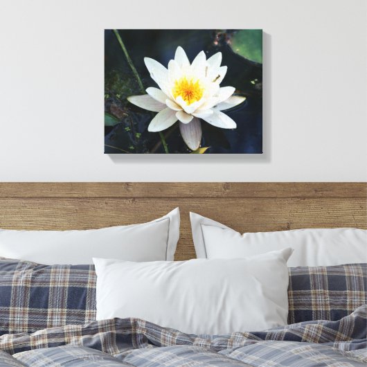Afdrukken van wit waterlily Stretted Canvas (Insitu (Slaapkamer))