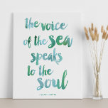 Afdrukken waterverf Zee Quote Canvas<br><div class="desc">"De stem van het zee spreekt met de ziel." Kenmerkt het citaat van Kate Chopin "het Ontwaken"in een borstellijndoopvont en droomige zeeglazen de waterverf huiden. Ideaal voor strandliefhebbers,  strandhuizen of iedereen die zich geïnspireerd voelt door de oceaan!</div>