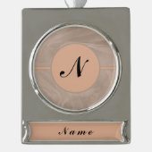 Afdrukmonogram roze stof getextureerd - Elke kleur Verzilverd Banner Ornament (Voorkant)