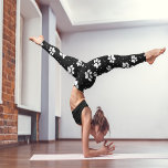 Afdrukpatroon tekenen leggings<br><div class="desc">Witte pootafdruk op zwart achtergrondpatroon met stippen</div>