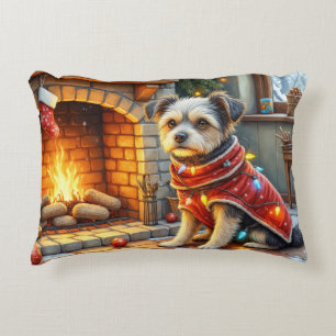 Affenpinscher zittend bij open haard met kerstverl accent kussen