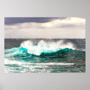Afgebroken Big Ocean Wave Rolls in to Shore Poster