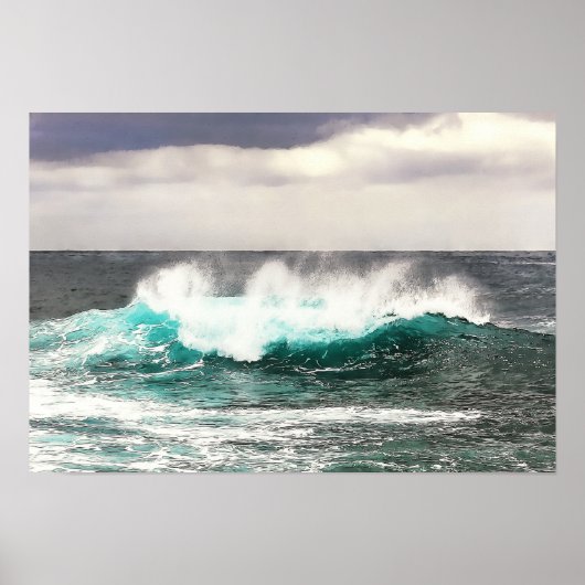 Afgebroken Big Ocean Wave Rolls in to Shore Poster (Voorkant)