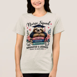 Afgegestudeerd & Gecertificeerd Luiaard Verpleegst Tri-Blend Shirt