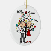 Afgekleed paar gedateerde en gepersonaliseerde ver keramisch ornament (Rechts)