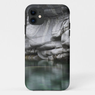 Afgeronde rotswand bij de Verzasca rivier iPhone 11 Hoesje