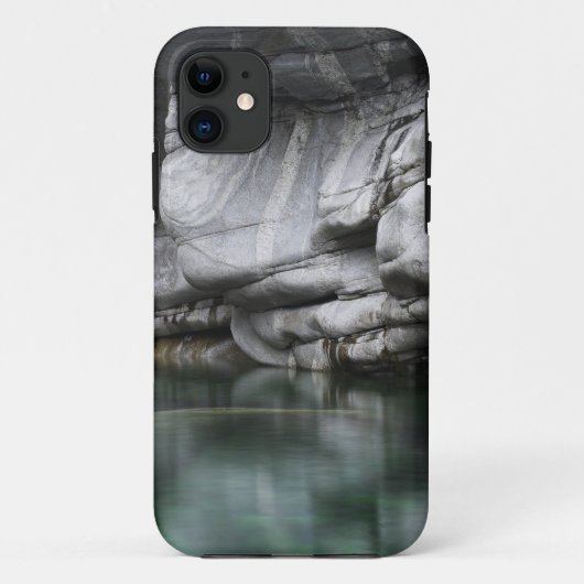 Afgeronde rotswand bij de Verzasca rivier Case-Mate iPhone Case (Achterkant)