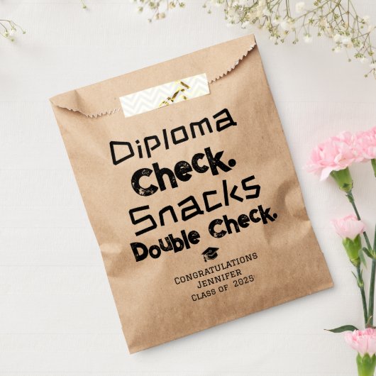 Afgestudeerd. Diploma? Controleer. Snacks? Control Bedankzakje (Gezegeld)