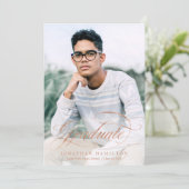 Afgestudeerd Folie Roze Goud Elegant Script Afstud Kaart (Staand voorkant)