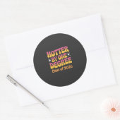 Afgestudeerd in 2026: één graad heter  ronde sticker (Envelop)