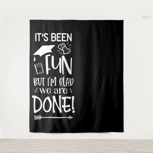 Afgestudeerde | Leuk was het, gelukkig is het klaa Wandkleed (Voorkant)