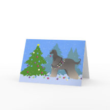 Afghaanse hond die kerstboombossen versiert