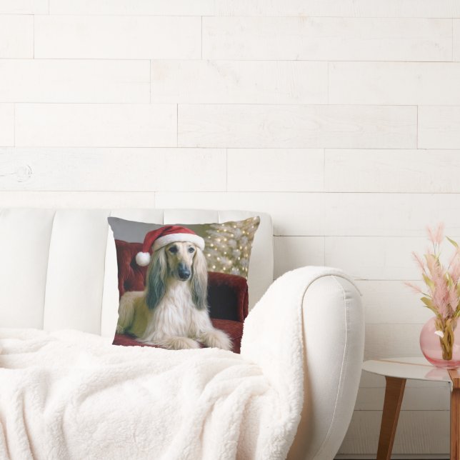 Afghaanse hond draagt een Sinterklaas Pet Kussen (Bank)