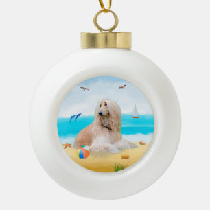 Afghaanse hond op strand keramische bal ornament