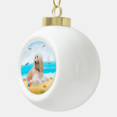 Afghaanse hond op strand keramische bal ornament (Rechts)