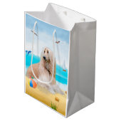 Afghaanse hond op strand medium cadeauzakje (Voorkant Gekanteld)