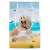 Afghaanse hond op strand medium cadeauzakje (Voorkant)