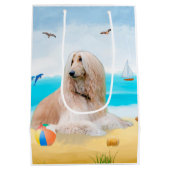 Afghaanse hond op strand medium cadeauzakje (Achterkant)