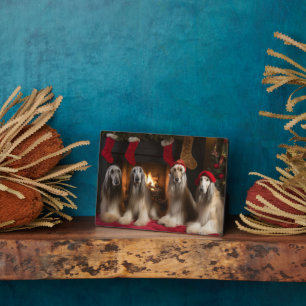 Afghaanse windhond bij de open haard Kerstmis Fotoplaat