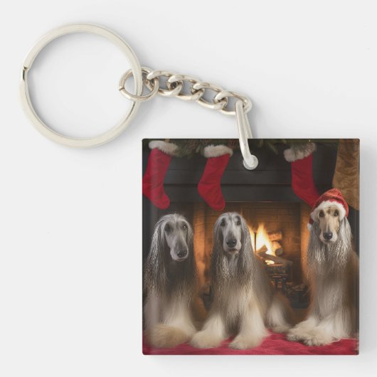 Afghaanse windhond bij de open haard Kerstmis Sleutelhanger (Voorkant)