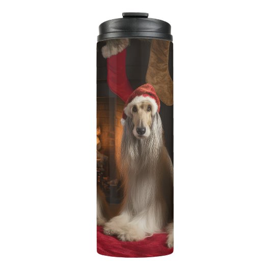 Afghaanse windhond bij de open haard Kerstmis Thermosbeker (Voorkant)