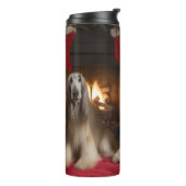 Afghaanse windhond bij de open haard Kerstmis Thermosbeker (Gedraaid links)