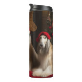 Afghaanse windhond bij de open haard Kerstmis Thermosbeker (Geroteerd rechts)