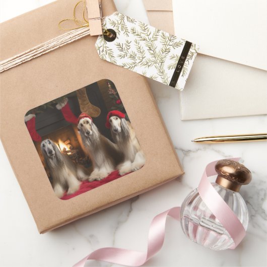 Afghaanse windhond bij de open haard Kerstmis Vierkante Sticker (Geschenken)