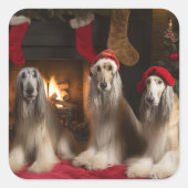 Afghaanse windhond bij de open haard Kerstmis Vierkante Sticker (Voorkant)