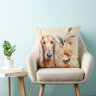 Afghaanse windhond en perzik lelies kussen