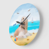 Afghaanse windhond op het strand grote klok (Hoek)