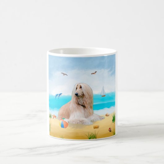 Afghaanse windhond op het strand koffiemok (Center)