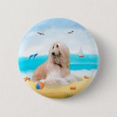 Afghaanse windhond op het strand ronde button 5,7 cm (Voorkant)