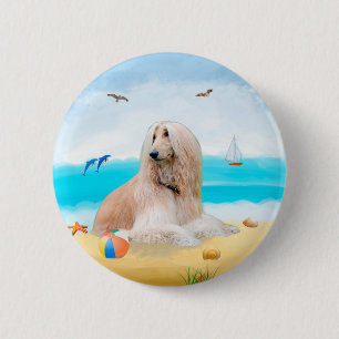 Afghaanse windhond op het strand ronde button 5,7 cm