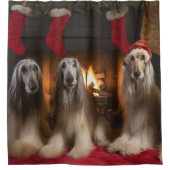 Afghan Hound bij de open haard Kerstmis Douchegordijn (Voorkant)
