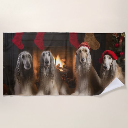 Afghan Hound bij de open haard Kerstmis Strandlaken (Voorkant)