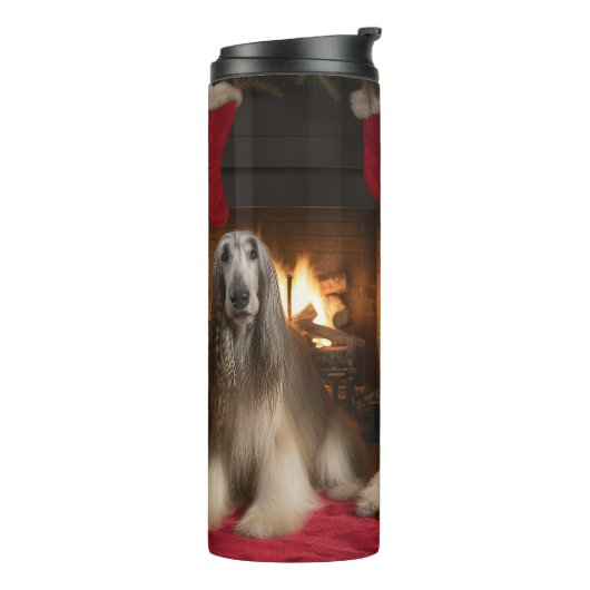 Afghan Hound bij de open haard Kerstmis Thermosbeker (Gedraaid links)