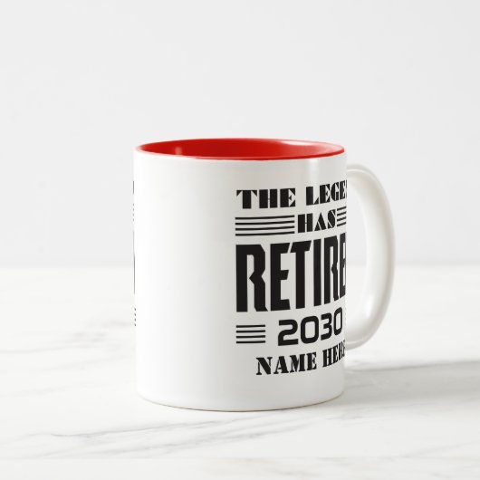 Aflossing leende partij heeft aangepaste kosten in tweekleurige koffiemok (Voorkant rechts)