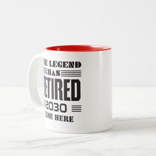 Aflossing leende partij heeft aangepaste kosten in tweekleurige koffiemok (Voorkant links)