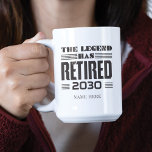 Aflossing van de leggende partij tweekleurige koffiemok<br><div class="desc">Deze schattige cadeautje maakt iemands dag op hun feest. Voeg het jaar van pensionering en een naam toe door op bovenstaande knop 'Personaliseren' te klikken. Maakt een geweldig cadeau voor je beste collega of baas</div>