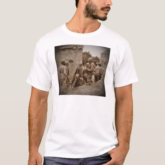 African American Servicemen Clearing Buildings T-shirt (Voorkant)