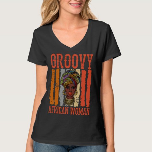 African woman womanism ethnic earrings necklace he t-shirt (Voorkant)