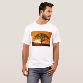 Afrika, Botswana, Ondergaande zon schetst Baobab i T-shirt (Voorkant volledig)